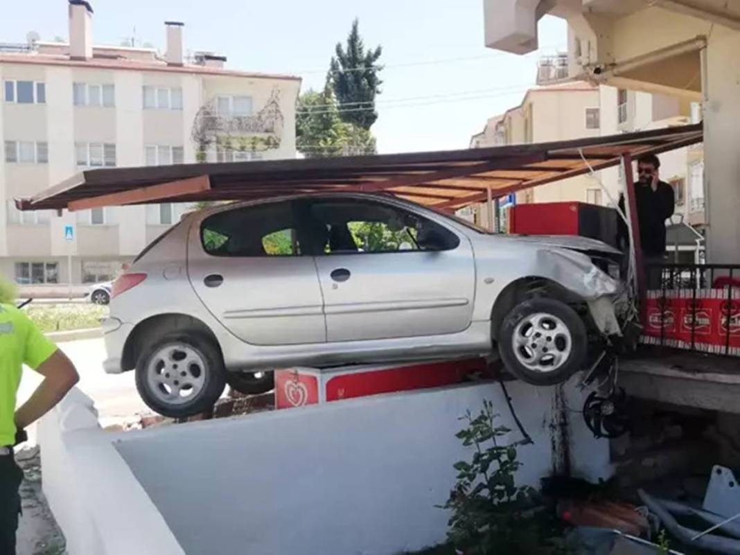 Markete dondurma almaya gidenler şaşkına döndü! Kaza yapan araç, buzdolabının üstüne kondu 14